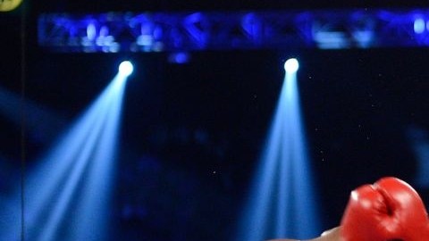 Pacquiao conecta una izquierda durante la primer pelea contra Bradley el 9 de junio de 2012 en Las Vegas.