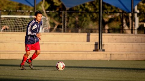 La dedicación de Carlos Anguiano rinde frutos, pues defiende la camiseta de Chivas USA, al igual que la del equipo de las barras y las estrellas.