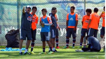 Ricardo La Volpe da instrucciones a los más jóvenes de sus jugadores durante la práctica de Chivas, ayer.