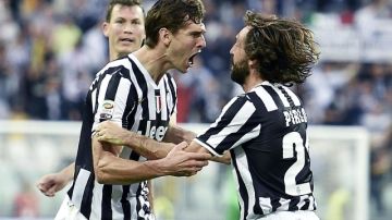 Fernando Llorente (izq) y Andrea Pirlo de la Juventus, celebran un gol.