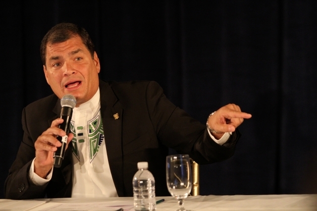 Rafael Correa restó importancia a las críticas de senadores por la tensa relación que mantiene con algunos medios.