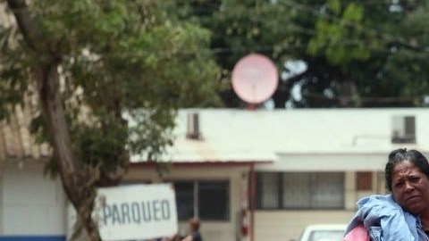 Una mujer con su hija rumbo a un albergue en Managua, Nicaragua.