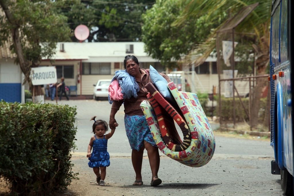 Una mujer con su hija rumbo a un albergue en Managua, Nicaragua.