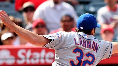 Kole Calhoun de los Angelinos se barre en la registradora tras un wild pitch del relevista John Lannan.