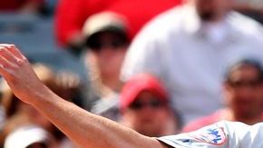Kole Calhoun de los Angelinos se barre en la registradora tras un wild pitch del relevista John Lannan.