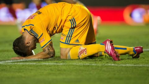 Emanuel Herrera, de Tigres, se lamenta tras dejar ir el triunfo en el "Volcán"