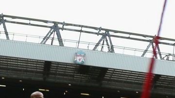 Philippe Coutinho del Liverpool anota el tercero al Manchester City en el estadio de Anfield.