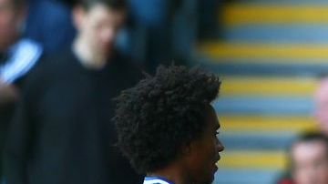 Demba Ba es felicitados por sus compañeros tras el primer gol de los 'bleus'.