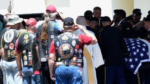Una guardia de honor carga el ataúd del sargento de primera clase del Ejército, Daniel Ferguson, en Lakeland, Florida.