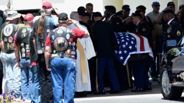 Una guardia de honor carga el ataúd del sargento de primera clase del Ejército, Daniel Ferguson, en Lakeland, Florida.