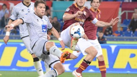Francesco Totti, símbolo  de una Roma que sigue en la lucha.