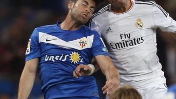 El portugués Pepe (der.),  del Real Madrid,  supera en el salto a  Rodri, del Almería, en el partido de ayer en el Santiago Bernabéu.