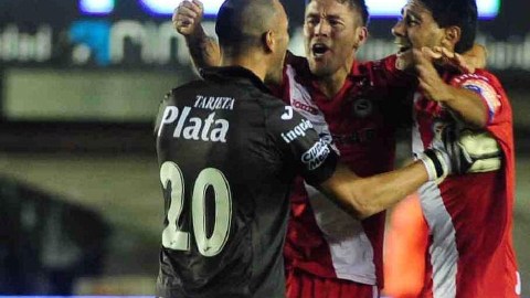 Al final del partido los jugadores de Argentinos Juniors celebran después de derrotar a Vélez ayer en Buenos Aires.