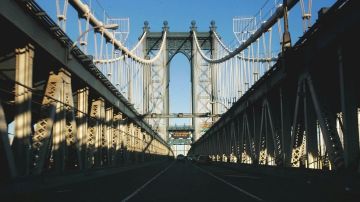 Más de 450,000 personas cruzan el puente de Manhattan cada día, la mayor parte a bordo de transporte público.