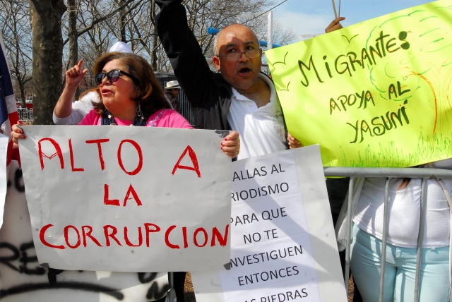 Durante la visita del presidente ecuatoriano Rafael Correa a Nueva York, decenas de sus compatriotas expresaron ayer su rechazo a la política de su gobierno.