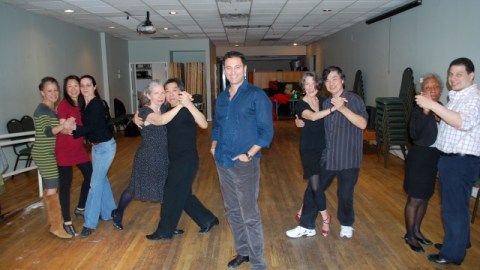 Walter Pérez, centro, junto a algunas parejas que bailan en su milonga 'Atlantic Tango'. Este profesor es un ferviente creyente en las virtudes terapéuticas del tango.