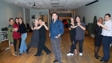 Walter Pérez, centro, junto a algunas parejas que bailan en su milonga 'Atlantic Tango'. Este profesor es un ferviente creyente en las virtudes terapéuticas del tango.