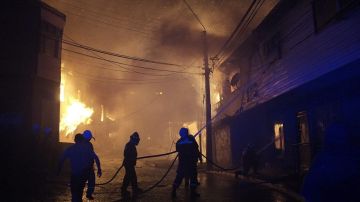 Los bomberos luchan para sofocar el fuego que ha destruido más de 500 casas.