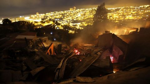 Varias brigadas trabajan para sofocar el fuego.