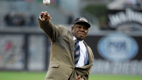 Minnie Miñoso realizando el lanzamiento inaugural antes del encuentro entre los Padres de San Diego y los Azulejos de Toronto en el Petco Park el pasado 31 de mayo.