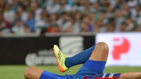 Daniel Guerrero yace en el césped tras la caída del Atlante en el TSM Corona.