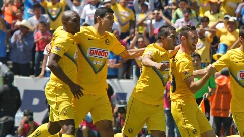 Los jugadores del América celebran el tanto del triunfo 1-0 ante Puebla.