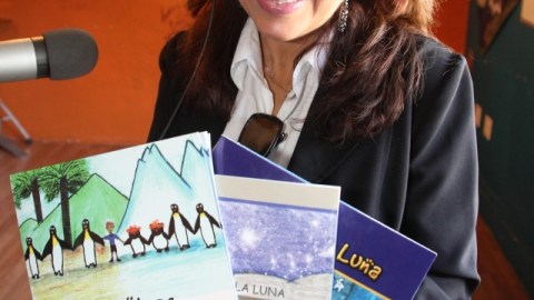 Aracely Alvarado muestras las obras que ha realizado para ayudar a los padres con la enseñanza en casa.