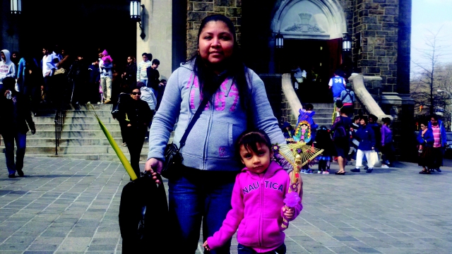 María Guillermo y su hija Amanda tras asistir a la misa de  Domingo de Ramos, con la que se da inicio a la Semana Santa.