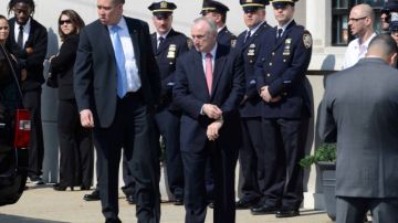 El Comisionado de Policía de Nueva York, William Bratton, junto a otros uniformados, estuvo presente ayer en el velatorio del agente Dennis Guerra, realizado en la funeraria James Romanelli-Stephen.