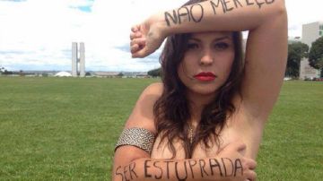 La periodista Nana Queiroz se fotografió desnuda como protesta frente al Parlamento de Brasil.