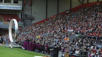Vista de un gran anillo plateado (i) en el que aparecen los nombres de los noventa y seis nombres de las víctimas mortales de la tragedia de Hillsborough en el estadio de Anfield en Liverpool