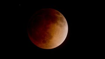 El eclipse ocurrió cuando la luna se alineó con el Sol y la Tierra, adquiriendo un color rojizo.