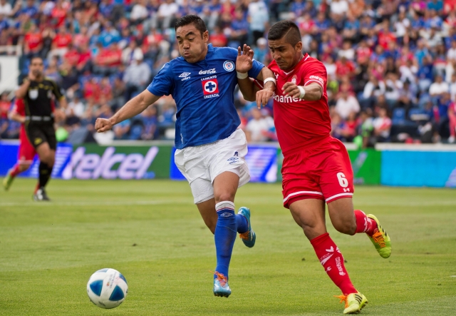 Marcos Fabián (izq.) del Cruz Azul disputa el control del esférico  con Miguel Ponce (der.) del Toluca. Ambos se verán las caras en la final de Concachampions.