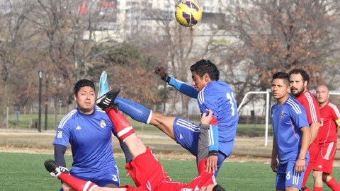 Una acción de la pasado final de la Liga Deportiva Estudiantil donde los Delfines (Azules) derrotaron a los Knight y se proclamaron campeones.