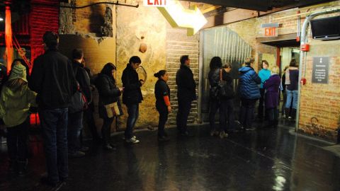Esta larga fila para usar el baño se observaba hasta el domingo, pero puede cambiar a partir de hoy.