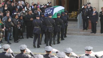 El ataúd con los restos del policía Dennis Guerra es cargado en hombros hacia la misa de cuerpo presente celebrada ayer en la iglesia Santa Rosa de Lima.