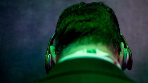 En Brasil, es común que algunos usuarios del transporte público viajen escuchando música en sus teléfonos móviles a un volumen alto.