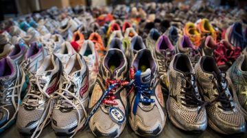 En la Librería Pública de Boston se observan decenas de zapatos deportivos que forman parte de un monumento de recordación de la tragedia del año pasado.