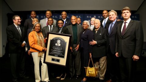 Rachel Robinson la esposa de Jackie Robinson junto a David Dinkins, el Rev. Jesse Jackson, el Rev. Al Sharpton y miembros de las familias Robinson y Mandela.