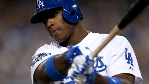 Puig es el único jugador en el clubhouse de los Dodgers a quien la prensa no puede acceder todo el tiempo.