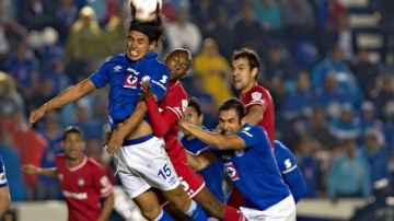 Gerardo Flors, Wilson Tiago, Pablo Vláezquez y Alejandro Castro pelean por alto el balón en el juego de ida de la final de Concachampions en el Estadio Azul.
