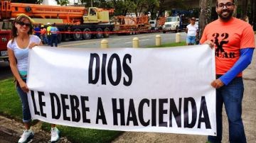 El colectivo "Dios le debe a Hacienda" alzó ayer su voz contra el Gobierno de Puerto Rico por eximir a las iglesias de pagar unos impuestos.