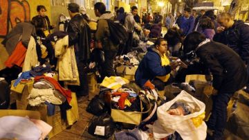 Personas afectadas por los incendios de los últimos días en Valparaíso recogen ropa donada y gestionada por voluntarios.