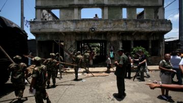 Un grupo de personas es evacuado por miembros del ejército de Nicaragua en Managua.