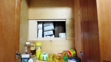 Los agentes encontraron 24 libras de heroína ocultas en un compartimento detrás de un armario de cocina.