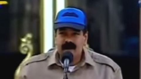 El presidente venezolano Nicolás Maduro mostró la nueva gorra en un acto para celebrar su elección hace un año.