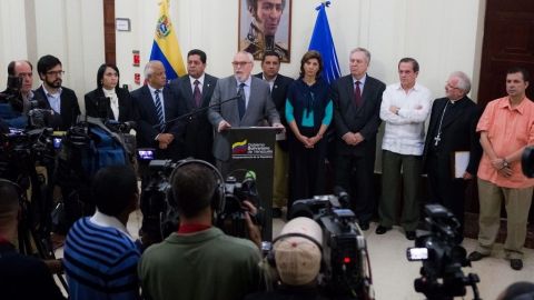 El portavoz de la oposición venezolana, Ramón Guillermo Aveledo (c), acompañado de representases de la Mesa de la Unidad Democratica (MUD), quienes habían iniciado un diálogo con el Gobierno venezolano la semana pasada.