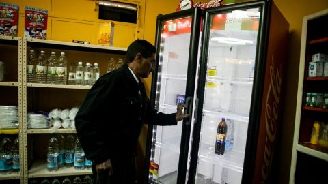 Los venezolanos sufren la escasez de productos básicos desde hace meses.
