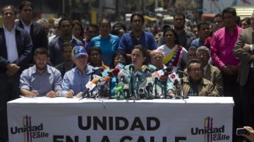 Integrantes de la oposición que se oponen al diálogo con el presidente Nicolás Maduro reunidos  en la Plaza Brion de Chacaito, en Caracas.