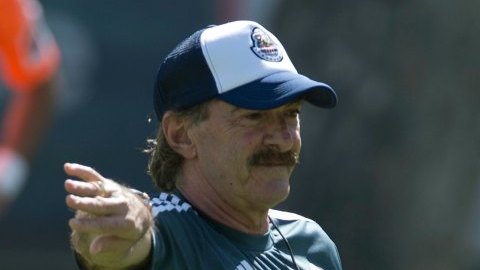 El técnico de Chivas, Ricardo La Volpe, confía en sacar un buen resultado frente a Pumas